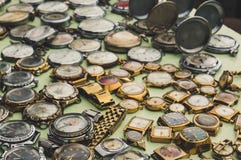 Reloj soviético viejo que miente en el contador en el mercado de las antigüedades fotografía de archivo libre de regalías Reloj soviético viejo que miente en el contador en el mercado de las antigüedades fotografía de archivo libre de regalías