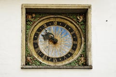 Reloj viejo en la pared de la iglesia en la ciudad vieja imagen de archivo libre de regalías Reloj viejo en la pared de la iglesia en la ciudad vieja imagen de archivo libre de regalías