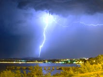Relámpago enorme en la tormenta cerca del mar fotografía de archivo libre de regalías Relámpago enorme en la tormenta cerca del mar fotografía de archivo libre de regalías