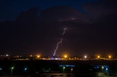 Relâmpago brilhante na noite na cidade imagens de stock Relâmpago brilhante na noite na cidade imagens de stock