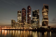 Remblai de nuit de la rivière de Moskva près du centre d'affaires de la ville photographie stock libre de droits Remblai de nuit de la rivière de Moskva près du centre d'affaires de la ville photographie stock libre de droits