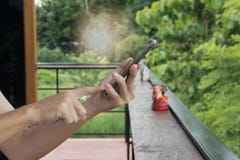 Remettez à prise le téléphone intelligent avec le point de carte de mot au-dessus de l'écran photographie stock Remettez à prise le téléphone intelligent avec le point de carte de mot au-dessus de l'écran photographie stock