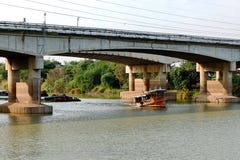 Remolcando el barco, para arrastrar el cargo a lo largo del r?o imagen de archivo Remolcando el barco, para arrastrar el cargo a lo largo del r?o imagen de archivo