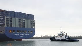 Remorqueur AHBRA FRANCO tirant la CGM BENJAMIN FRANKLIN de Megaship CMA photos stock Remorqueur AHBRA FRANCO tirant la CGM BENJAMIN FRANKLIN de Megaship CMA photos stock