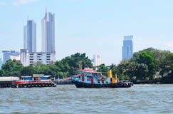 Remorqueur en Chao Phraya River Bangkok, Thaïlande photos libres de droits Remorqueur en Chao Phraya River Bangkok, Thaïlande photos libres de droits