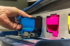 Remplacement de toner magenta dans une imprimante numérique professionnelle photos libres de droits Remplacement de toner magenta dans une imprimante numérique professionnelle photos libres de droits