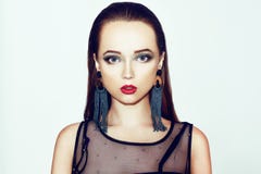 Renivellement vert Belle fille avec le maquillage d'isolement sur le fond Maquillage d'oeil et lèvres sensuelles Coiffure élégant image stock Renivellement vert Belle fille avec le maquillage d'isolement sur le fond Maquillage d'oeil et lèvres sensuelles Coiffure élégant image stock