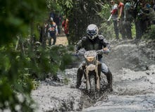 RENNEN MUD ALLER GELÄNDE-MOTOR lizenzfreie stockfotos RENNEN MUD ALLER GELÄNDE-MOTOR lizenzfreie stockfotos