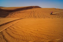 Rennläufer auf Motorrad in den WüstenSanddünen von Dubai stockfoto Rennläufer auf Motorrad in den WüstenSanddünen von Dubai stockfoto