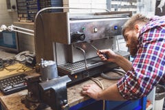 Reparación de la máquina quebrada del café imágenes de archivo libres de regalías Reparación de la máquina quebrada del café imágenes de archivo libres de regalías
