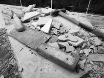 Reparación - el edificio con las herramientas martilla, almádena, cuchilla y un cuchillo con los cascos de la teja fotos de archivo Reparación - el edificio con las herramientas martilla, almádena, cuchilla y un cuchillo con los cascos de la teja fotos de archivo
