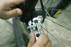 Reparatie en aanpassing van schijfremmen op een bergfiets, fietshulpmiddelen royalty-vrije stock fotografie Reparatie en aanpassing van schijfremmen op een bergfiets, fietshulpmiddelen royalty-vrije stock fotografie