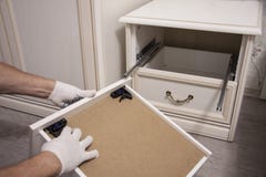 Reparatie en installatie van meubilair in de ruimte De mannelijke arbeider ` s dient witte handschoenen in royalty-vrije stock afbeelding Reparatie en installatie van meubilair in de ruimte De mannelijke arbeider ` s dient witte handschoenen in royalty-vrije stock afbeelding