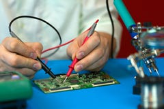 Reparation av elektroniska apparater Mätningar av elektriska parametrar vid en multimeter royaltyfria bilder Reparation av elektroniska apparater Mätningar av elektriska parametrar vid en multimeter royaltyfria bilder
