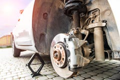 Reparation av stötdämparen av bilen, en dämpa flytande som ut läckas arkivbild Reparation av stötdämparen av bilen, en dämpa flytande som ut läckas arkivbild