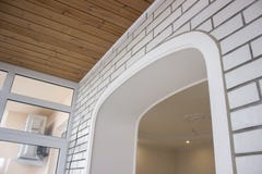 Reparatur, Kombination von Materialien und von Beschaffenheiten weißer Ziegelstein und Holz Hintergrund lizenzfreie stockfotografie Reparatur, Kombination von Materialien und von Beschaffenheiten weißer Ziegelstein und Holz Hintergrund lizenzfreie stockfotografie