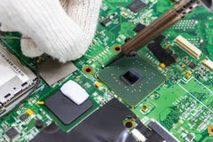 Reparação do técnico eletrônica da placa de circuito do ` s do computador por ferros de solda foto de stock Reparação do técnico eletrônica da placa de circuito do ` s do computador por ferros de solda foto de stock