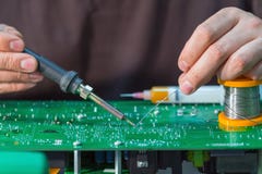 Reparo da placa de poder da unidade da fonte de alimentação imagens de stock Reparo da placa de poder da unidade da fonte de alimentação imagens de stock