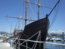 Replica della caravella che il Pinta dei viaggi di Christopher Columbus in America ha individuato a Baiona Galizia Spagna Europa immagini stock Replica della caravella che il Pinta dei viaggi di Christopher Columbus in America ha individuato a Baiona Galizia Spagna Europa immagini stock