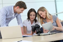 Reporter della foto che per mezzo dei dispositivi digitali fotografia stock libera da diritti Reporter della foto che per mezzo dei dispositivi digitali fotografia stock libera da diritti