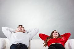 Repos de détente de couples heureux sur le divan à la maison Photo libre de droits Repos de détente de couples heureux sur le divan à la maison Photo libre de droits