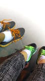 Reposez le bout droit que vos jambes détendent après exercice avec des couples photos libres de droits Reposez le bout droit que vos jambes détendent après exercice avec des couples photos libres de droits