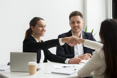 Representantes de la hora que saludan positivamente al candidato de trabajo femenino imagenes de archivo Representantes de la hora que saludan positivamente al candidato de trabajo femenino imagenes de archivo