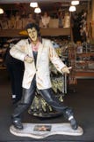 Reproducción de Elvis Presley que canta en una tienda del recuerdo en Hollywoo foto de archivo libre de regalías Reproducción de Elvis Presley que canta en una tienda del recuerdo en Hollywoo foto de archivo libre de regalías