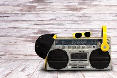 Reproductor de audio del vintage con los auriculares casquillo y gafas de sol de moda Estilo de la vendimia El concepto del estil fotografía de archivo libre de regalías Reproductor de audio del vintage con los auriculares casquillo y gafas de sol de moda Estilo de la vendimia El concepto del estil fotografía de archivo libre de regalías