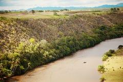 República Dominicana, opinião de Chavon RiverÑŽ da cidade de Alto de Chavon fotografia de stock República Dominicana, opinião de Chavon RiverÑŽ da cidade de Alto de Chavon fotografia de stock