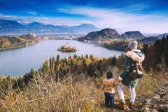 Resande familj som ser på Bled sjön, Slovenien, Europa royaltyfria bilder Resande familj som ser på Bled sjön, Slovenien, Europa royaltyfria bilder