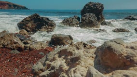 Resbalador tirado mostrando los guijarros blancos y negros típicos en una isla mediterránea almacen de video Resbalador tirado mostrando los guijarros blancos y negros típicos en una isla mediterránea almacen de video