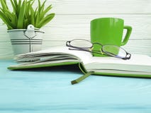 Reservieren Sie Glastopffarbbetriebsausgangstasse kaffee-Innenweinlese auf hölzernem Konzept der Tabelle Stockbild Reservieren Sie Glastopffarbbetriebsausgangstasse kaffee-Innenweinlese auf hölzernem Konzept der Tabelle Stockbild