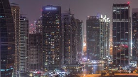 Residencial e prédios de escritórios no timelapse da noite do distrito das torres do lago Jumeirah em Dubai filme Residencial e prédios de escritórios no timelapse da noite do distrito das torres do lago Jumeirah em Dubai filme