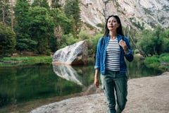 Reslustkvinnafotvandrare på ferie i yosemite fotografering för bildbyråer Reslustkvinnafotvandrare på ferie i yosemite fotografering för bildbyråer