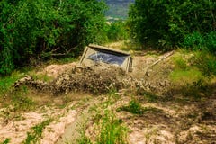 Respingo da lama e da água na competência fora de estrada Mudding off-roading com uma área da lama ou da argila molhada Trilhas e fotografia de stock royalty free Respingo da lama e da água na competência fora de estrada Mudding off-roading com uma área da lama ou da argila molhada Trilhas e fotografia de stock royalty free