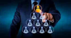 Responsabile Selecting una lavoratrice in cima ad una piramide Immagini Stock Libere da Diritti