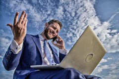 Responsabilidades do gerente de vendas Estada no toque Trabalho formal do terno do homem com port?til quando fale no telefone Hom imagem de stock royalty free Responsabilidades do gerente de vendas Estada no toque Trabalho formal do terno do homem com port?til quando fale no telefone Hom imagem de stock royalty free