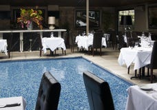 Restaurant dinant fin avec la piscine photos libres de droits Restaurant dinant fin avec la piscine photos libres de droits