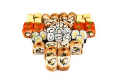 Restaurante japonês do alimento, placa do rolo do maki do sushi ou grupo gunkan da bandeja Rolos de sushi de Califórnia com salmõ foto de stock Restaurante japonês do alimento, placa do rolo do maki do sushi ou grupo gunkan da bandeja Rolos de sushi de Califórnia com salmõ foto de stock