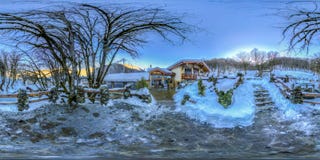 Restaurante nas montanhas de Sochi Krasnaya Polyana Rosa Khutor foto de stock Restaurante nas montanhas de Sochi Krasnaya Polyana Rosa Khutor foto de stock