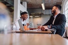 Restauranteigenaar die een vriendschappelijk gesprek met werknemer hebben stock foto's Restauranteigenaar die een vriendschappelijk gesprek met werknemer hebben stock foto's