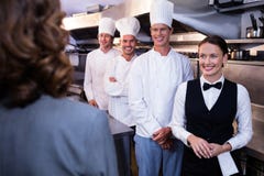 Restaurantmanager het informeren aan zijn keukenpersoneel stock afbeeldingen Restaurantmanager het informeren aan zijn keukenpersoneel stock afbeeldingen