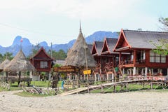 Restaurants op de banken van de Mekong Rivier in Vang Vieng Bamboehutten royalty-vrije stock foto Restaurants op de banken van de Mekong Rivier in Vang Vieng Bamboehutten royalty-vrije stock foto