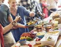 Restauração do bufete do alimento que janta comendo o partido que compartilha do conceito imagens de stock Restauração do bufete do alimento que janta comendo o partido que compartilha do conceito imagens de stock