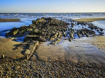 Restes de vieux pilier de pêche chez Bexhill, East Sussex, Angleterre photos stock Restes de vieux pilier de pêche chez Bexhill, East Sussex, Angleterre photos stock
