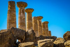 Resti del tempio di Heracles in valle delle tempie, Agrigento-Sicilia immagini stock libere da diritti Resti del tempio di Heracles in valle delle tempie, Agrigento-Sicilia immagini stock libere da diritti