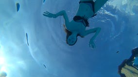 Resto do verão, menina feliz que acena sua mão sob a água e que mostra um sinal da aprovação na piscina vídeos de arquivo Resto do verão, menina feliz que acena sua mão sob a água e que mostra um sinal da aprovação na piscina vídeos de arquivo