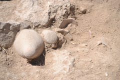 Resztki stary gliniany garnek odkrywający w archeologicznej ekskawacji w Judaean Shefela terenie Izrael, Khirbet el zdjęcie stock Resztki stary gliniany garnek odkrywający w archeologicznej ekskawacji w Judaean Shefela terenie Izrael, Khirbet el zdjęcie stock