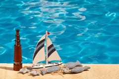Resúmase, nave y los pescados rellenos materia textil al lado de la piscina imágenes de archivo libres de regalías Resúmase, nave y los pescados rellenos materia textil al lado de la piscina imágenes de archivo libres de regalías